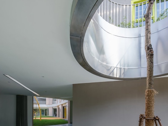 le complexe de jardin d'enfants à Changhaï par la masse de bureau est formé comme le symbole d'infini