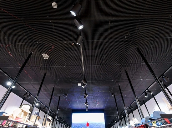 Plafond métallique dans le magasin Sportofino