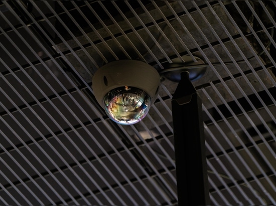 Plafond métallique dans le magasin Sportofino