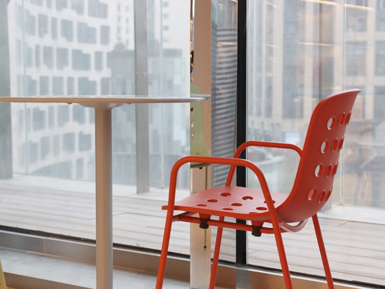 Ta Up Chairs de TOOU, entouré de l'atmosphère colorée de l'Elle Café à Shanghai.