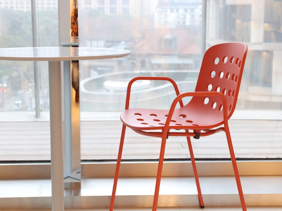 Ta Up Chairs de TOOU, entouré de l'atmosphère colorée de l'Elle Café à Shanghai.