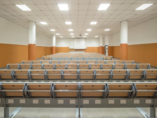 De nouvelles salles de collège et nouveaux laboratoires pour l’Université de Gênes avec plus de 1000 bancs d’étude Q3000 et ST12