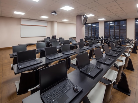 De nouvelles salles de collège et nouveaux laboratoires pour l’Université de Gênes avec plus de 1000 bancs d’étude Q3000 et ST12