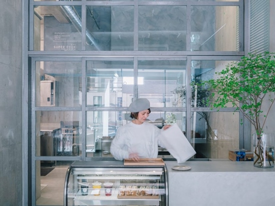 fathom conçoit les boulangeries ripi japonaises comme un espace continu de béton et de verre