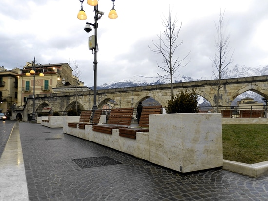 Arredo di Pietra - Planteuse de clous de girofle et banc pontile