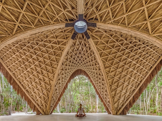 Le bureau d'études CO-LAB crée un pavillon de yoga en bambou à Tulum