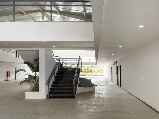 Volets en béton blanc devant un bâtiment universitaire brésilien