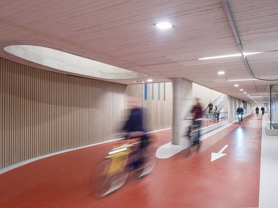 ector hoogstad architecten construit le plus grand parking à vélos du monde à utrecht