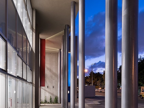 golany architects intègre les dispositions relatives à l'accessibilité dans un centre communautaire en israël