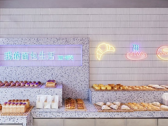 KCA compose une boulangerie de bricolage yakafu en porcelaine avec des blocs de terrazzo géométriques + éléments graphiques