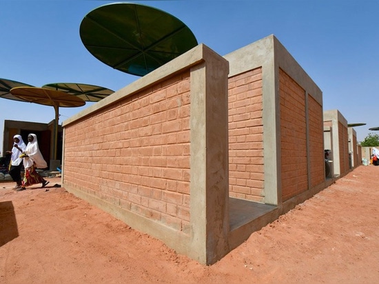 atelier masomi utilise des auvents métalliques colorés pour construire le marché de dandaji au niger