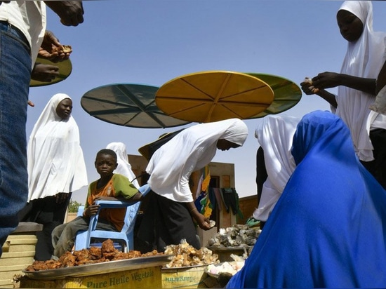 atelier masomi utilise des auvents métalliques colorés pour construire le marché de dandaji au niger