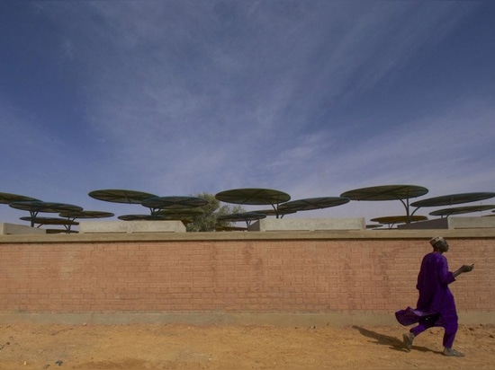 atelier masomi utilise des auvents métalliques colorés pour construire le marché de dandaji au niger