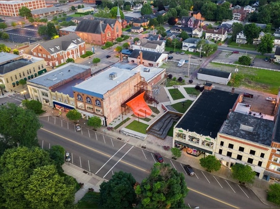 behin ha construit une installation d'ombrage temporaire dans l'ohio à l'aide de chutes de tissu maillé