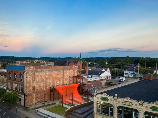 behin ha construit une installation d'ombrage temporaire dans l'ohio à l'aide de chutes de tissu maillé