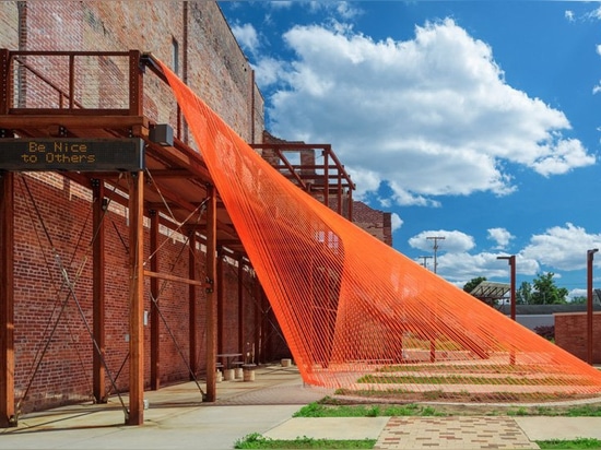 behin ha construit une installation d'ombrage temporaire dans l'ohio à l'aide de chutes de tissu maillé