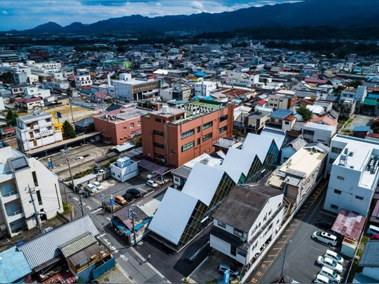 tezuka architects conçoit la mairie de tomioka avec une ligne de toiture dentelée distinctive