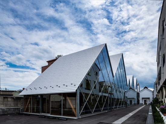 tezuka architects conçoit la mairie de tomioka avec une ligne de toiture dentelée distinctive