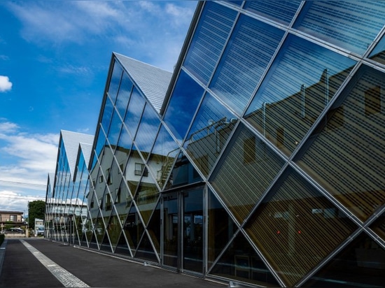 tezuka architects conçoit la mairie de tomioka avec une ligne de toiture dentelée distinctive