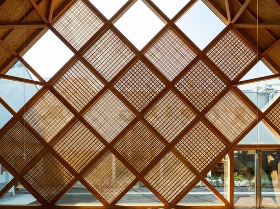 tezuka architects conçoit la mairie de tomioka avec une ligne de toiture dentelée distinctive