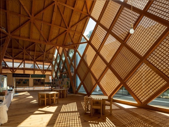 tezuka architects conçoit la mairie de tomioka avec une ligne de toiture dentelée distinctive