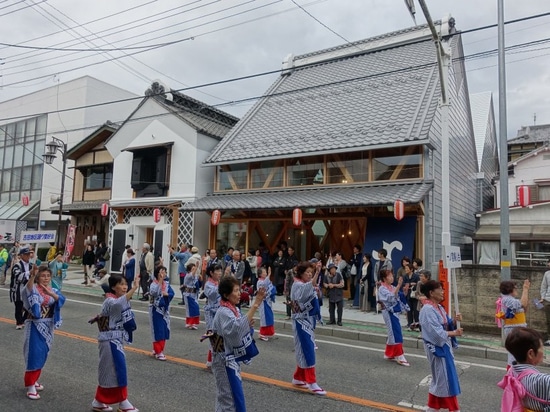 tezuka architects conçoit la mairie de tomioka avec une ligne de toiture dentelée distinctive