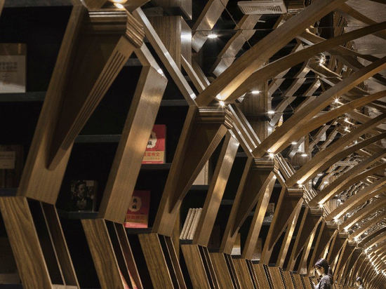 x+living combine des structures en bois et des miroirs dans une librairie chinoise fascinante