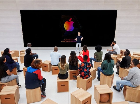 le fameux'cube' new yorkais de apple rouvre sur la cinquième avenue