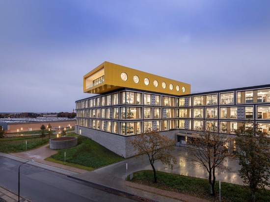 CF Møller Architects incorpore des briques géantes dans les façades des bureaux Lego