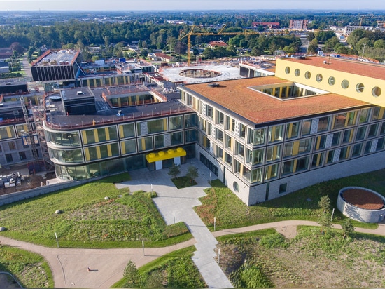 CF Møller Architects incorpore des briques géantes dans les façades des bureaux Lego