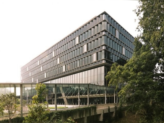 la série et la multiplication des architectes achèvent la construction d'un bâtiment phare au parc scientifique de singapour