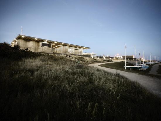 PROMENADE DE PLAGE D'ESBJERG ET CLUB DE NAVIGATION