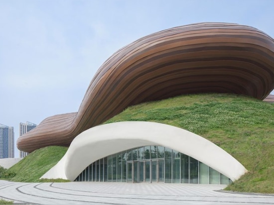 les lignes organiques et la verdure ondulante du musée Liyang du CROX en Chine