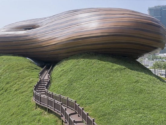 les lignes organiques et la verdure ondulante du musée Liyang du CROX en Chine