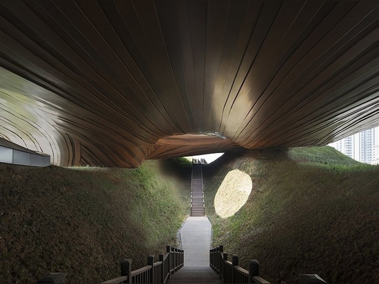 les lignes organiques et la verdure ondulante du musée Liyang du CROX en Chine