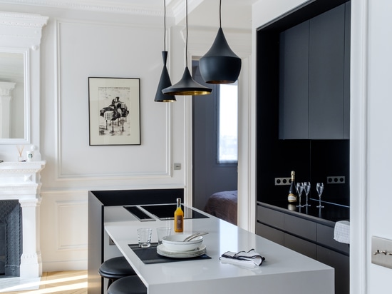 Le style haussmann d’un appartement parisien rendu actuel par Diamètre 35 Inox de rythmes.