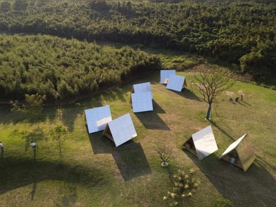 Des familles chinoises créent une éco-communauté de cabanes à ossature en bois et à ossature en A