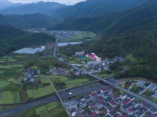 Cette école primaire colorée, semblable à un cottage, fait office de village de montagne miniature à Hangzhou