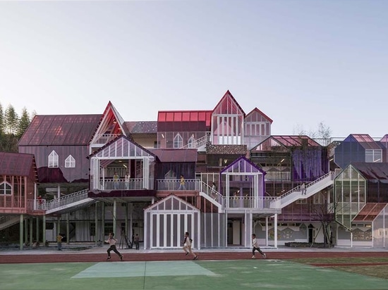 Cette école primaire colorée, semblable à un cottage, fait office de village de montagne miniature à Hangzhou