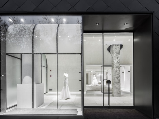 Atelier Tao+C combine un intérieur lumineux avec des pièces de vitrine à cadre noir pour un magasin phare en Chine