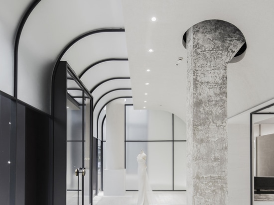 Atelier Tao+C combine un intérieur lumineux avec des pièces de vitrine à cadre noir pour un magasin phare en Chine