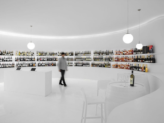 Porto Architects conçoit un intérieur entièrement blanc pour son Concept Store de vin au Portugal