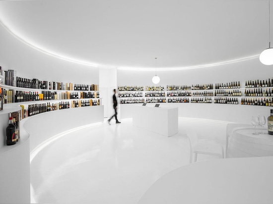 Porto Architects conçoit un intérieur entièrement blanc pour son Concept Store de vin au Portugal