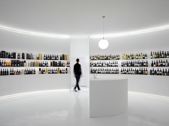 Porto Architects conçoit un intérieur entièrement blanc pour son Concept Store de vin au Portugal