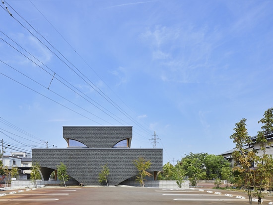 Une clinique dentaire et une garderie sont cachées sous des arches au Japon par les architectes Takeru Shoji