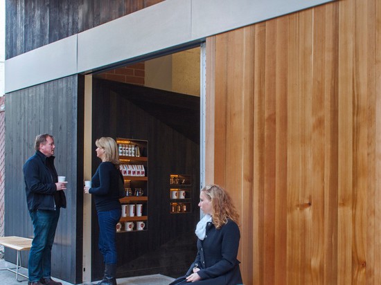 Ce café à San Francisco a un intérieur couvert en bois roussi