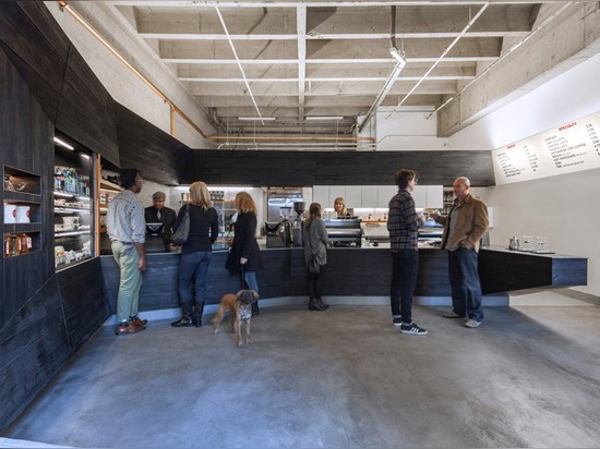 Ce café à San Francisco a un intérieur couvert en bois roussi