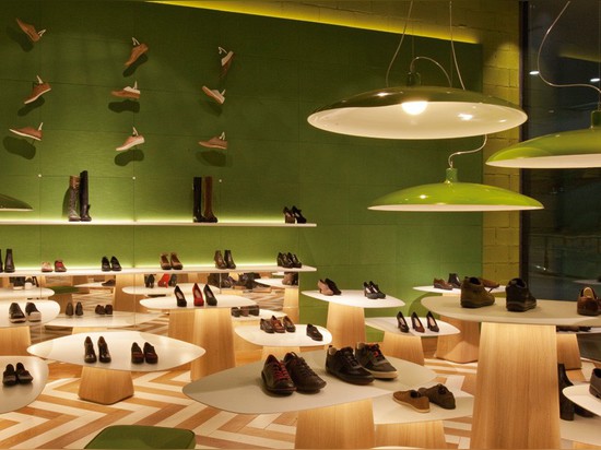 Deux magasins de chaussures colorés "BOLD" de Tascón par Lagranja Design