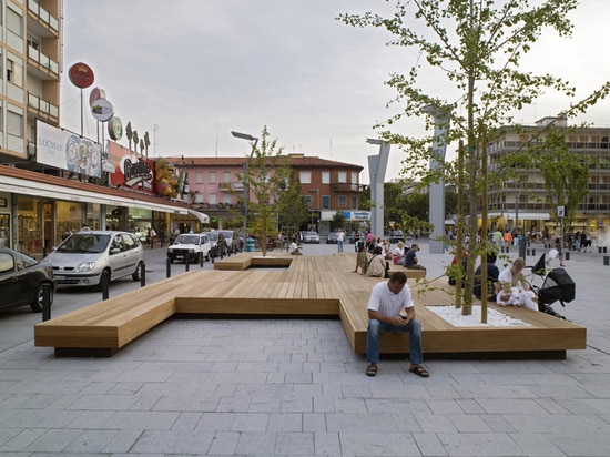 Un grand banc sert d'endroit sourcilleux dans cette place