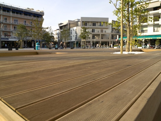 Un grand banc sert d'endroit sourcilleux dans cette place